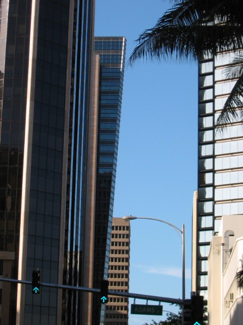 2006_0115_CrookedBuilding