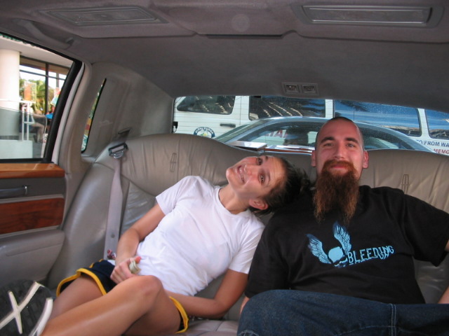 2006_0115_JessAndKateInALimo