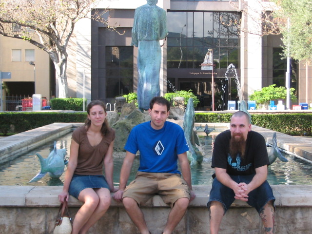 2006_0115_ThreeDweebesByAFountain