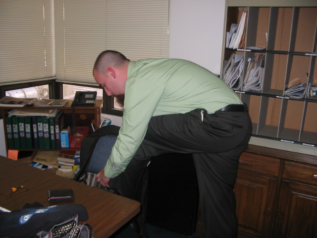 2006_0117_TieingUpHisShoes