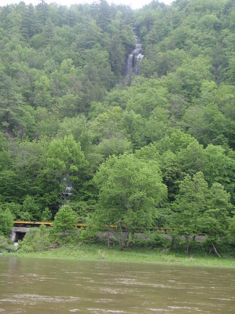 2009_0528Waterfall.jpg