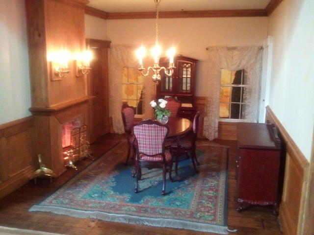 2010-12-30 DollhouseDiningroomFurnished.jpg