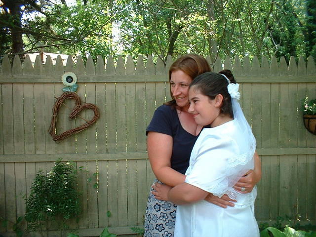 2002_0601LorriAndBrielleCommunion