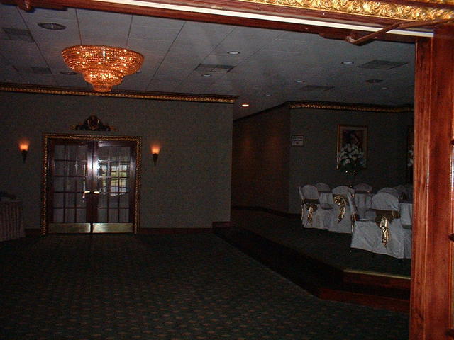 2002_0721VanityFareRegencyRoom2