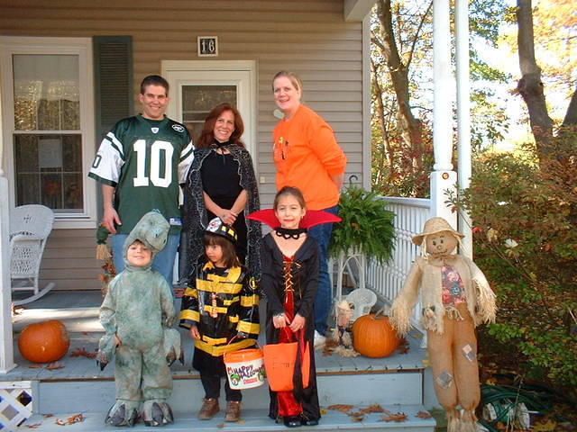 2004 1031 TrickOrTreatingGang