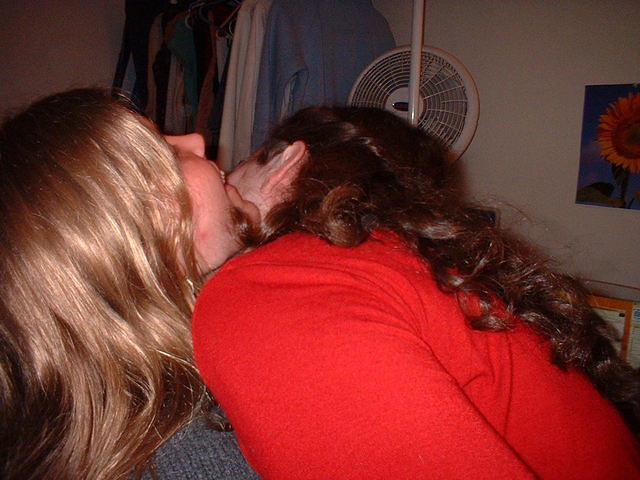 2004 0119CholeyAndAnnMarieSharingPerfume