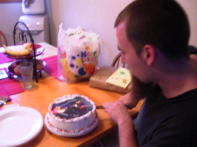 2004 0412jessecuttingcake