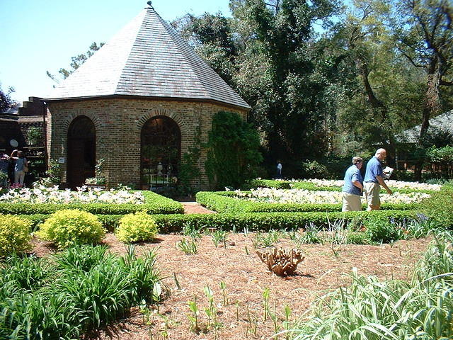 2004 0417ElizabethianGarden