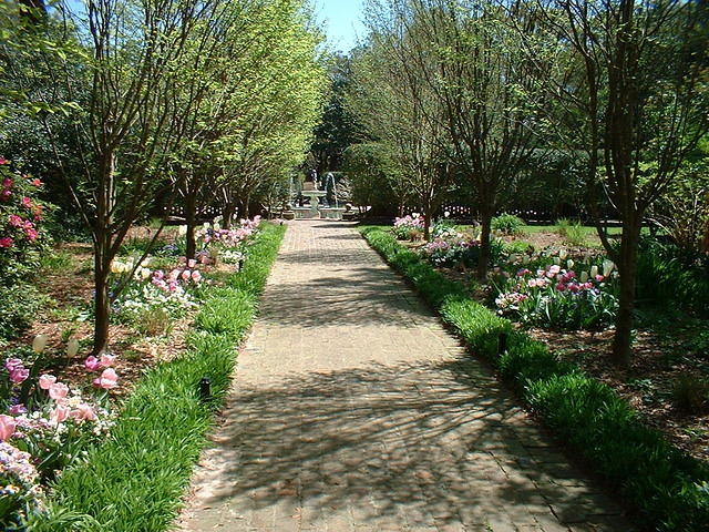 2004 0417LeadingToFountain2